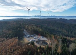 Dieses Bild zeigt die Bauarbeiten der 6. Windkraftanlage in Munderfing.