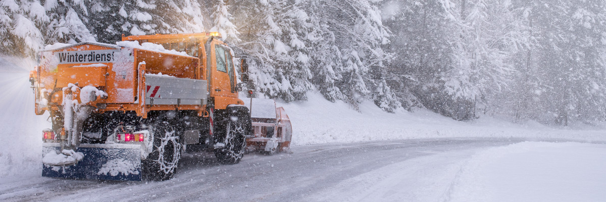 Dieses Bild zeigt eine Schneeraupe beim Winterdienst.