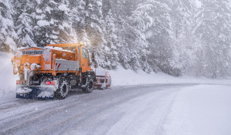 Dieses Bild zeigt eine Schneeraupe beim Winterdienst.