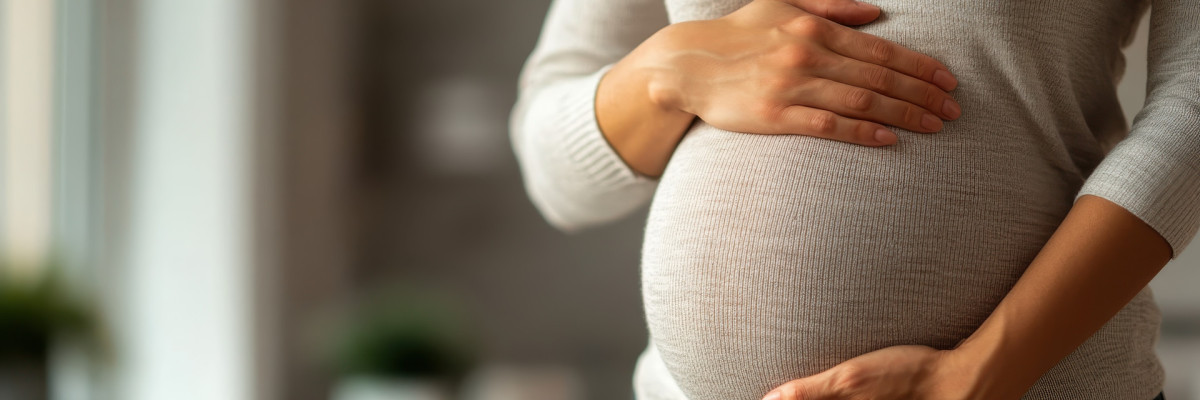 den Bauch einer schwangeren Frau